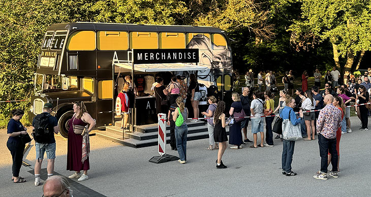  Adele Pop-Up Merch Bus noch bis 03.08.2024 auf dem Parkplatz hinter dem Haus der Kunst (&copy;Foto: Martin Schmitz)